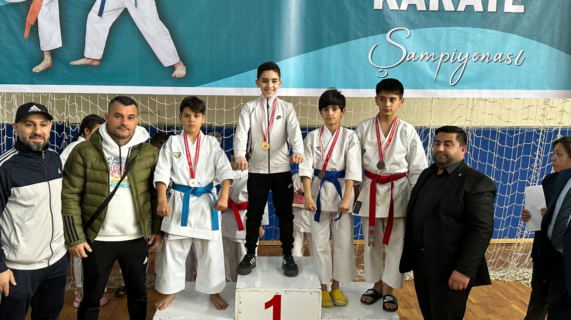 Okullar arası küçükler Karate Kata müsabakasında Hatay  2. olan  öğrencimiz Bünyamin SÜNER'i tebrik ediyoruz.